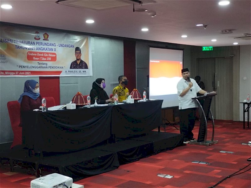 Andi Pahlevi saat menyosialisasikan Perda Penyelenggaraan Pendidikan. 