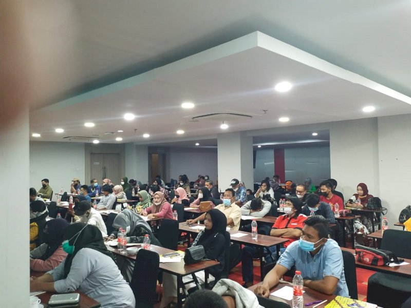Andi Pahlevi saat menyosialisasikan Perda Penyelenggaraan Pendidikan. 