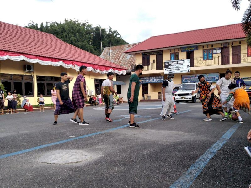 Keseruan futsal daster dalam rangk HUT Bhayangkara di Polres Tator. 