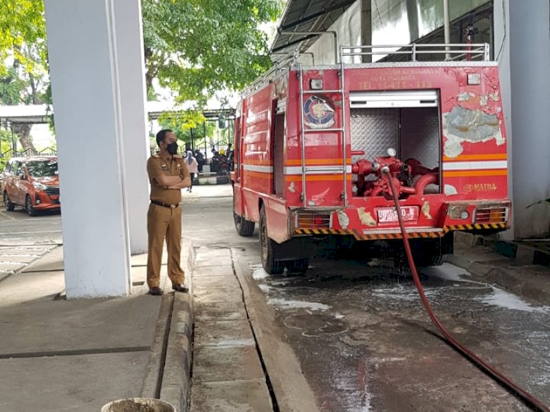 Penyemprotan Disinfektan di Gedung DPRD Makassar. 