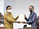 Wabup Lutra Serahkan Ranperda Pertanggungjawaban APBD 2020 ke DPRD