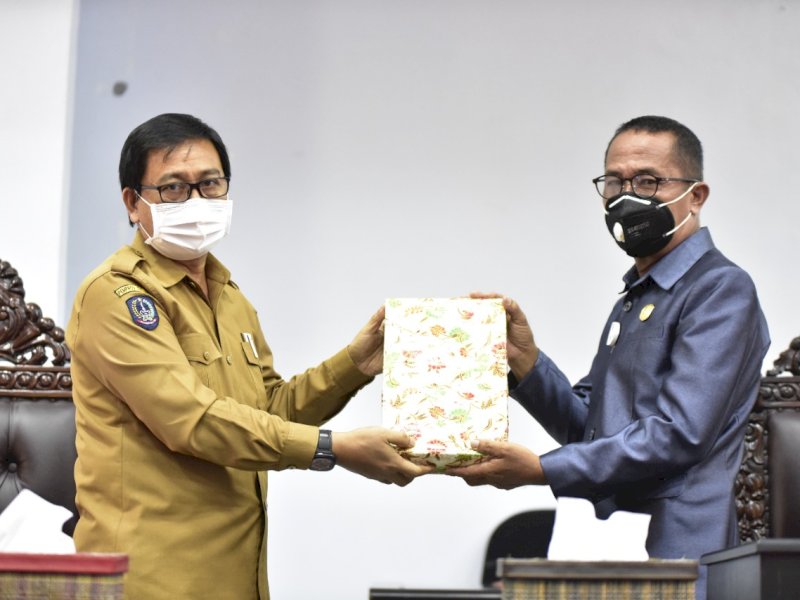 Suaib Mansur saat menyerahkan Ranperda Pertanggungjawaban APBD 2020 ke DPRD Lutra. 