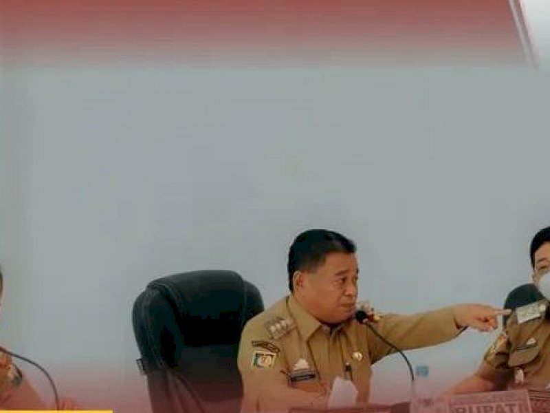Bupati Torut Yohanis Bassang saat memimpin Rapat Terbatas. 