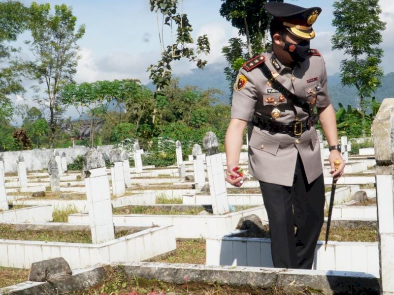 AKBP Yudha Wirajati saat ziarah ke Makam TMP Buntu Leppong. 