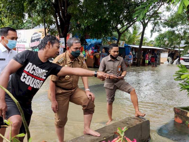 Amran Mahmud saat meninjau banjir Jalan Monginsidi. 