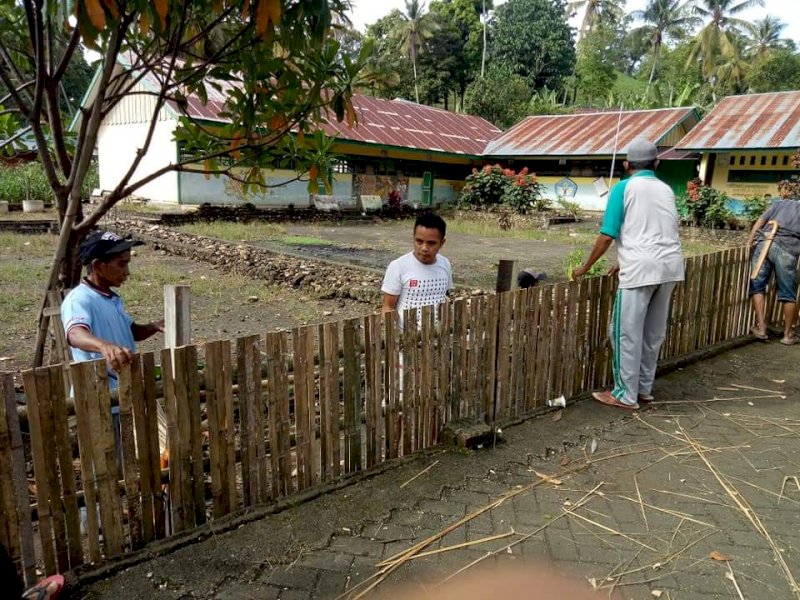 Andi Syamsul Alam saat membuat pagar di SD 140 Tea Malala