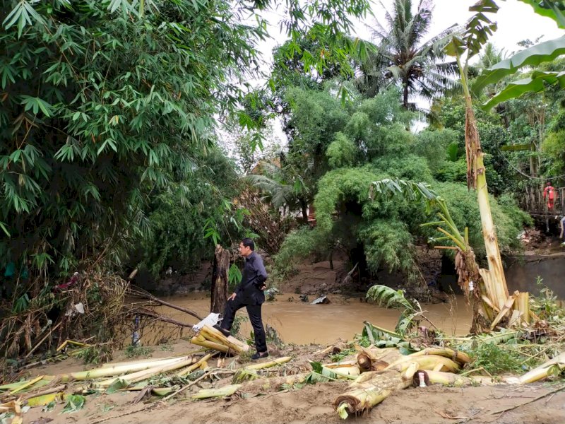 Anggota Komisi III DPRD Kabupaten Wajo H Mustafa meninjau lokasi banjir bandang.  