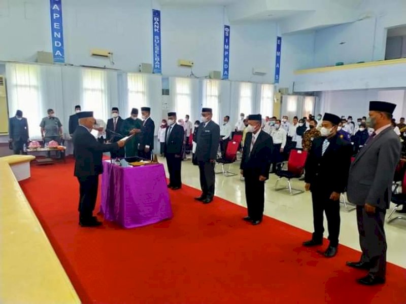 Muslimin Bando saat melantik pengurus Baznas Enrekang. 