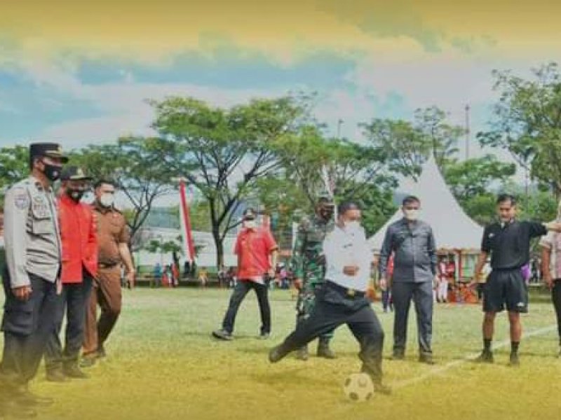 Ombas saat menendang bola pertanda dibukanya Turnamen Bupati Cup I. 