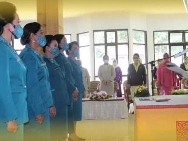 Ombas saat melantik pengurus TP PKK Torut. 