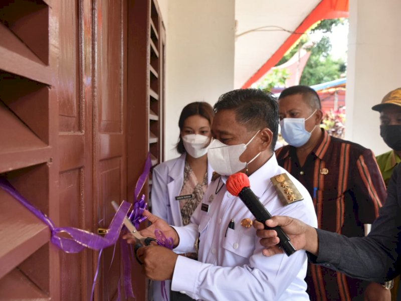Ombas saat meresmikan Puskeswan di Pangli Torut. 