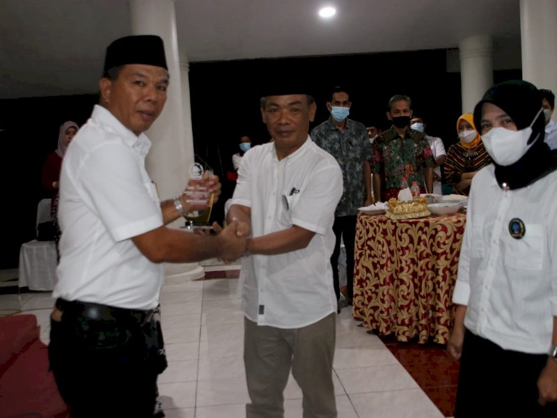 Andi Muchtar Ali Yusuf saat melantik Pemerhati Tani Harapan Baru. 
