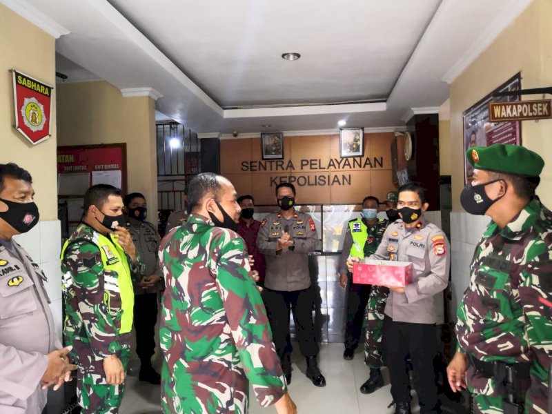 Kodim 1408-6 BS saat memberikan kejutan di Mapolsek Mamajang. 