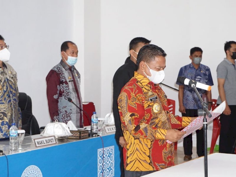 Ombas saat melantik Kalem Torut Terpilih. 