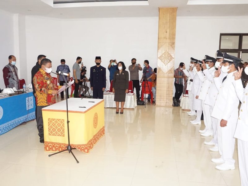 Ombas saat melantik Kalem Torut Terpilih. 