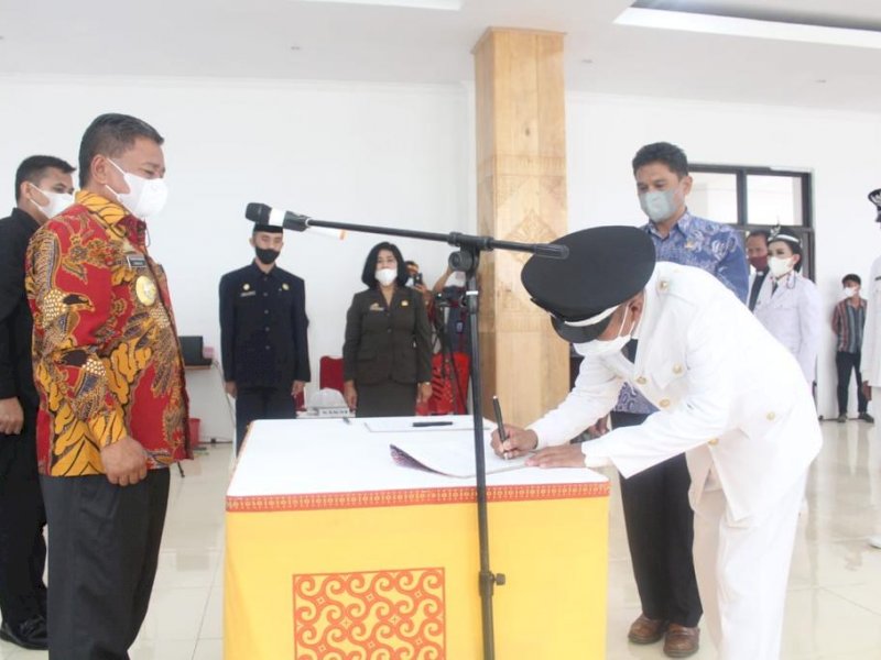 Ombas saat melantik Kalem Torut Terpilih. 