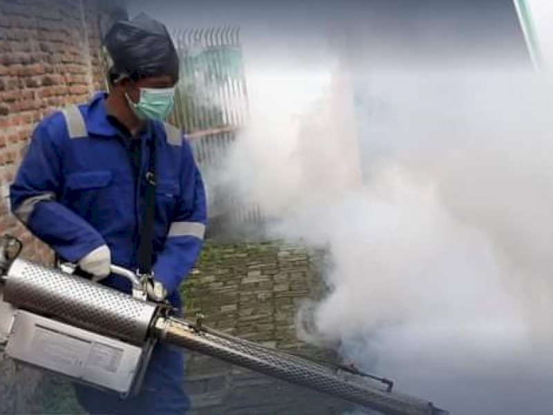 Fogging yang dilakukan pihak Dinas Kesehatan Torut. 