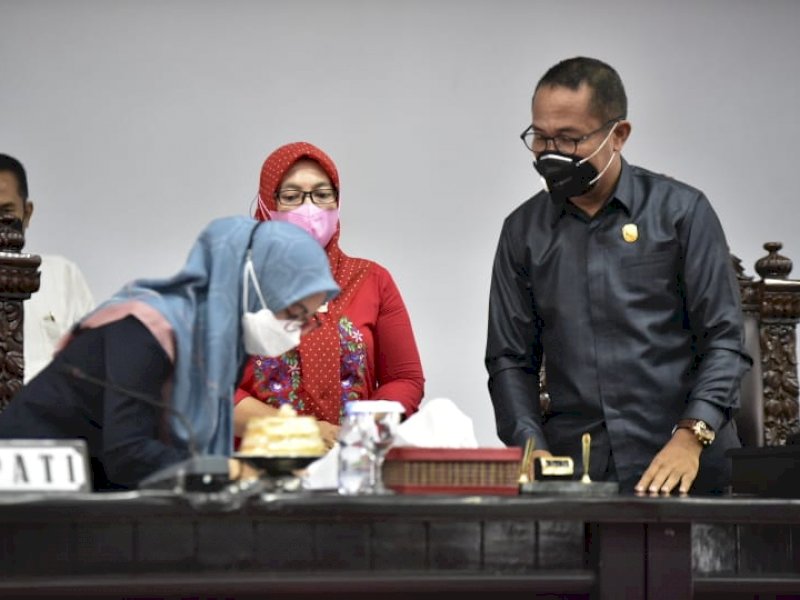 Indah Putri Indriani saat menandatangani pengesahan Ranperda Pengelolaan Air Limbah. 