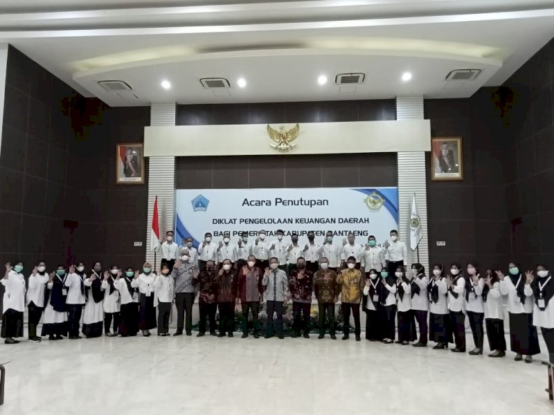 Ilham Azikin saat menutup acara Diklat Pengelolaan Keuangan Daerah. 