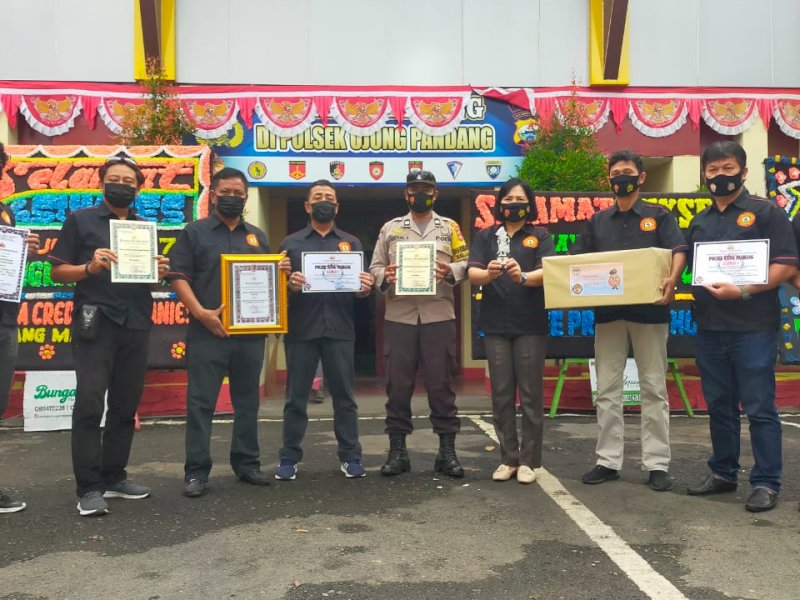 Penyerahan penghargaan kepada Polsek Ujung Pandang. 