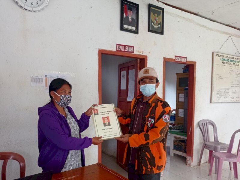 Titus Samara saat menyerahkan berkas calon kepala lembang. 