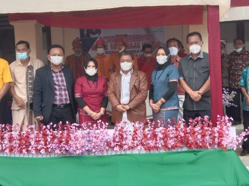 Ombas saat meresmikan SMAN 10 Torut. 