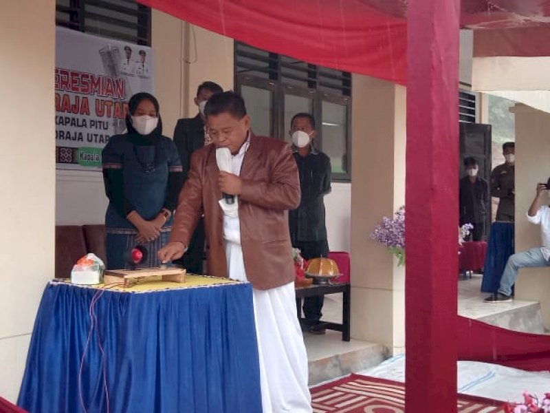 Ombas saat meresmikan SMAN 10 Torut. 