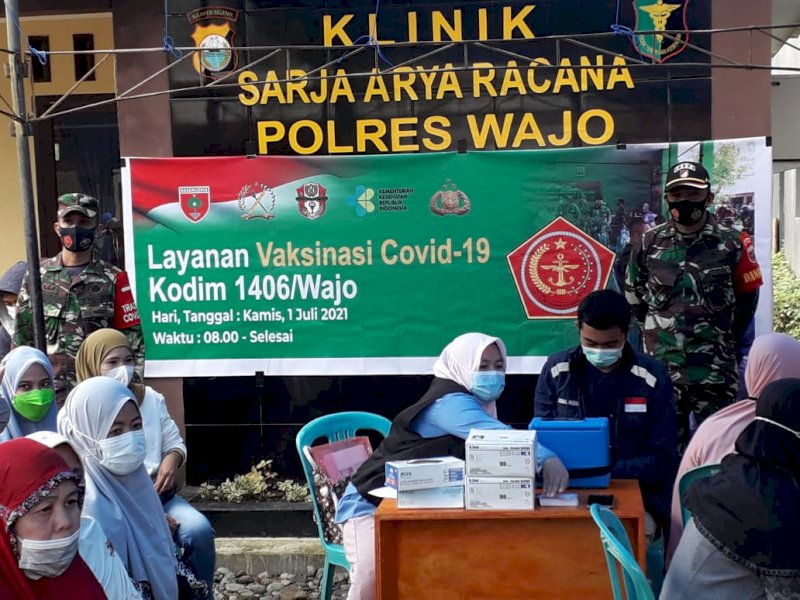 Vaksinasi massal di Tempe, Wajo mendapat respons dari masyarakat. 