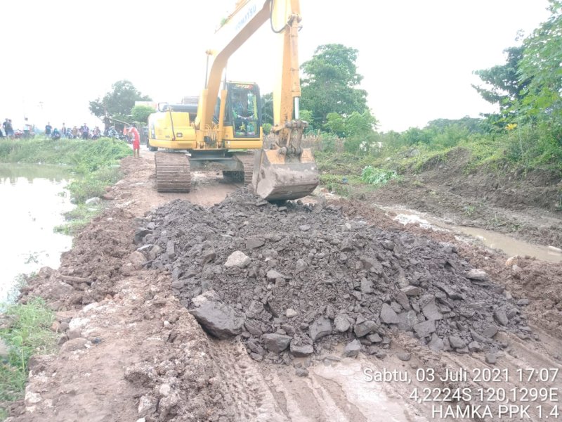 Jalan poros Wajo-Bone yang rusak akibat diguyur hujan. 