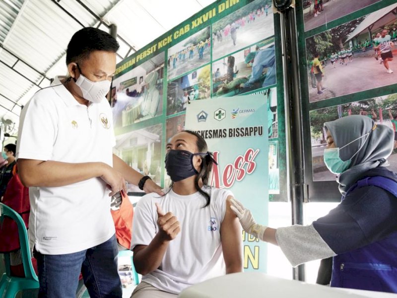 Ilham Azikin saat meninjau vaksinasi massal. 