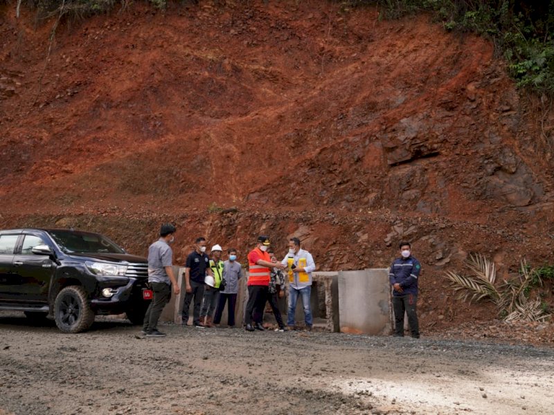 Andi Sudirman Sulaiman saat meninjau perintisan jalan Palopo-Pantilang-Torut. 