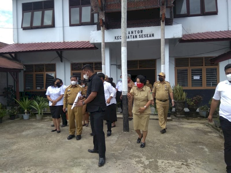 Ombas saat sidak di Kantor Kecamatan Sesean. 