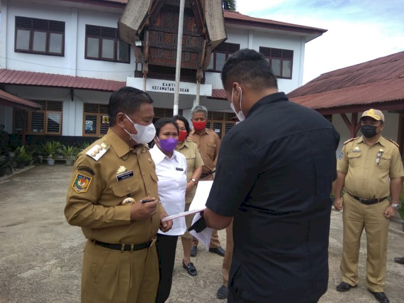 Ombas saat sidak di Kantor Kecamatan Sesean. 