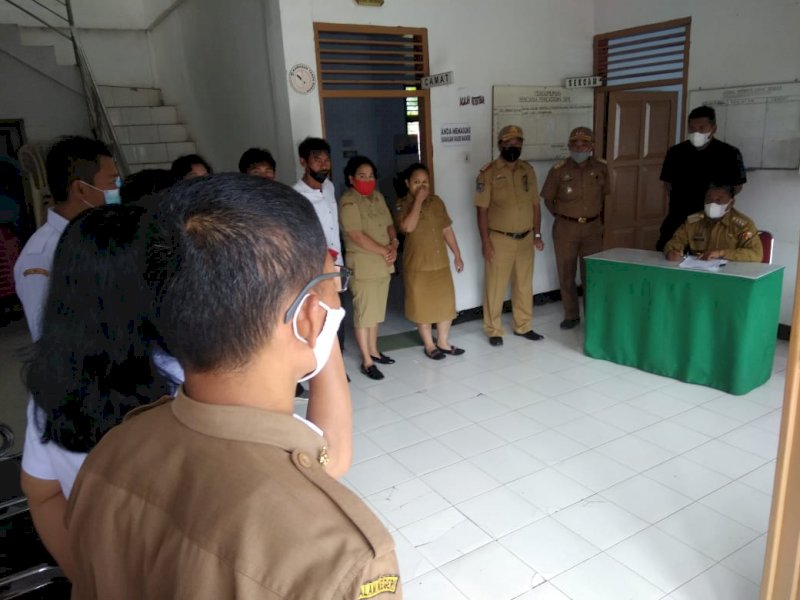 Ombas saat sidak di Kantor Kecamatan Sesean. 