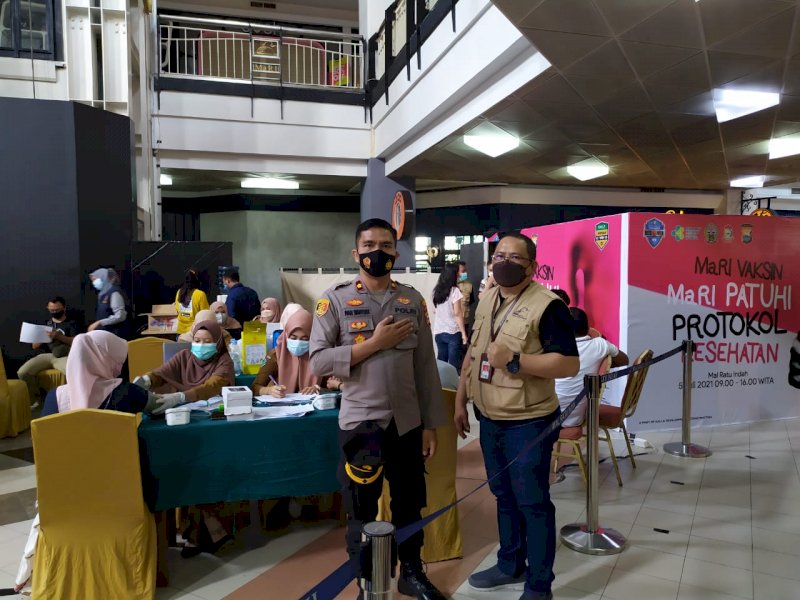 Kompol Ivan Wahyudi saat meninjau vaksinasi massal di Mal Ratu Indah. 