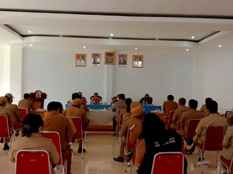 Ombas saat memimpin rapat kordinasi dengan Forkopimda Torut. 