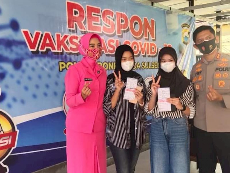2 putri Kapolres Bone usai divaksin. 