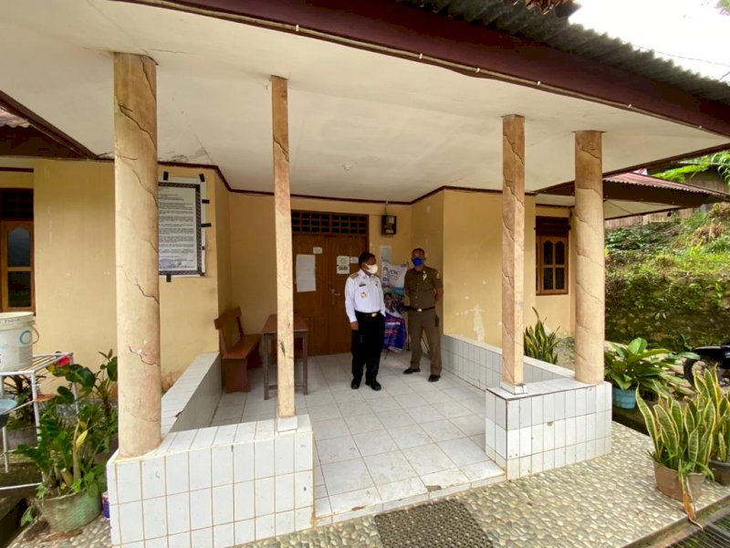 Saat melakukan sidak pagi tadi Bupati Torut Yohanis Bassang menemukan kantor lurah masih tutup. 