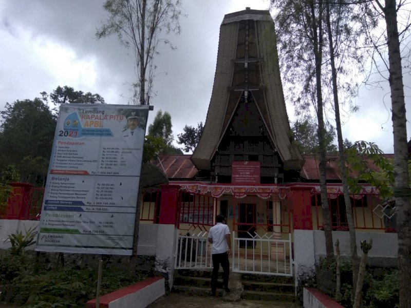 Tim Penilai Kebersihan Torut saat melakukan sidak di Lembang Kapala Pitu. 