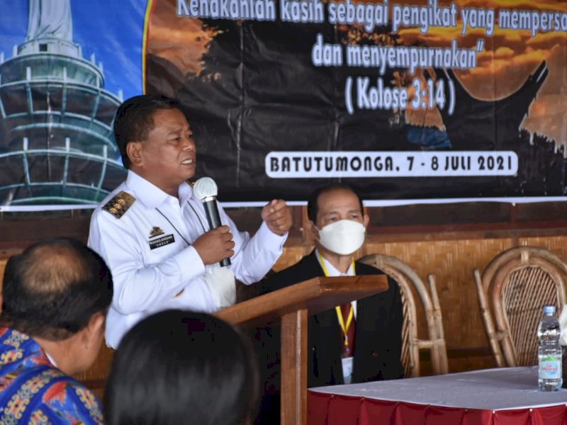 Bupati Torut Yohanis Bassang saat membuka Musda  Gereja Segala Bangsa. 