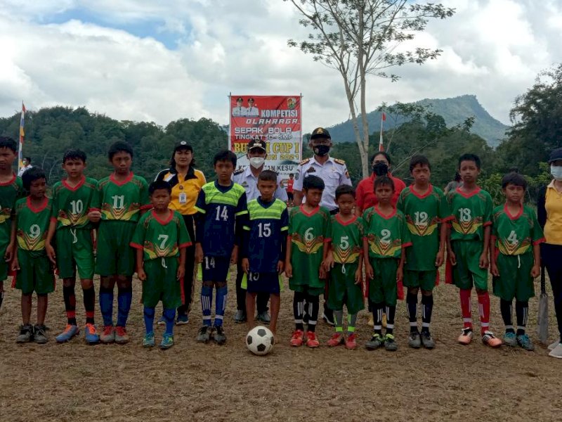 Kesebelasan SDN 2 Kesu' saat berfoto bersama Dispora Torut. 