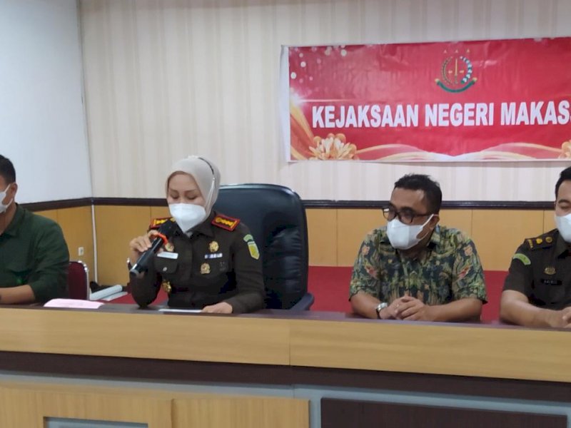Kejari Makassar saat merilis tersangka kasus dugaan Pungli Kanre Rong. 