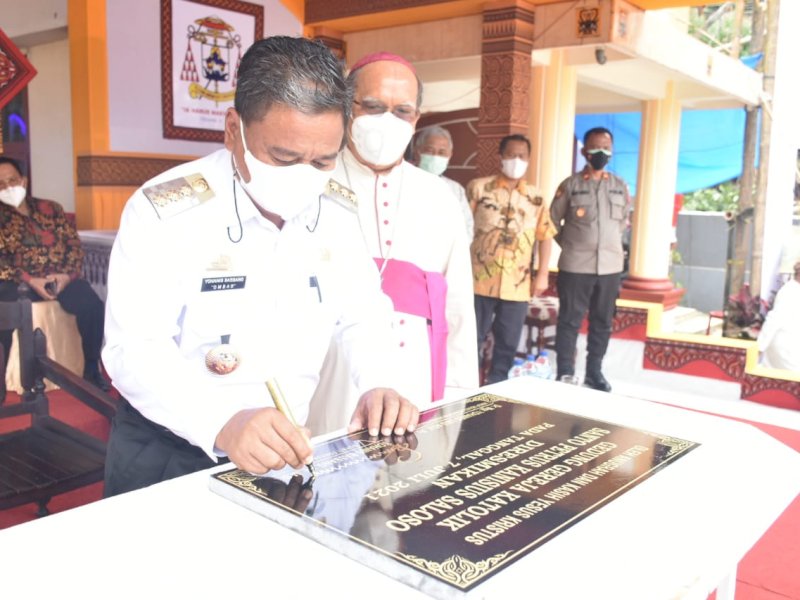 Ombas saat meresmikan Gedung Gereja Katolik Saloso. 