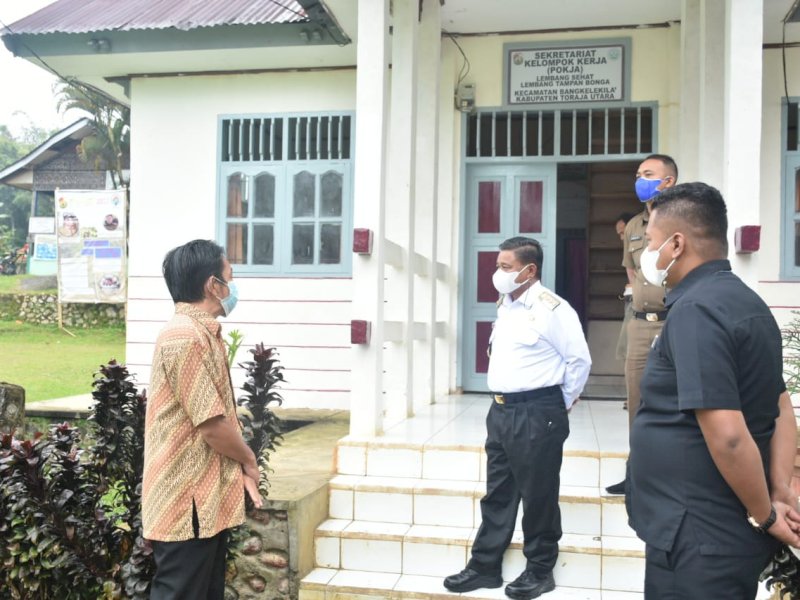Bupati Torut Yohanis Bassang sidak di Lembang Tampang Bonga. 
