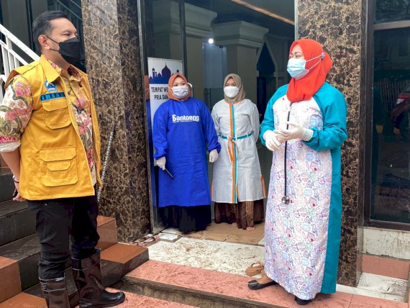 Kadinkes Bantaeng dr Ihsan saat meninjau posko tanggap banjir. 