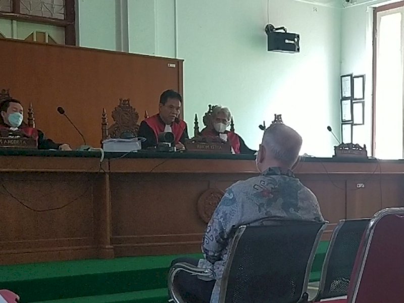 Sidang tuntutan Agung Sucipto yang ditunda. 