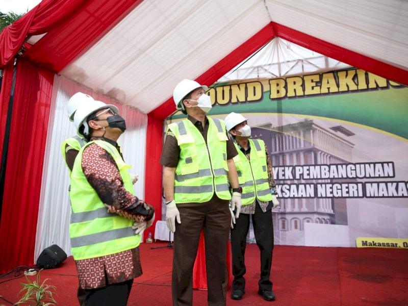 Danny saat menghadiri Ground Breaking Pembangunan Gedung Kejari Makassar. 