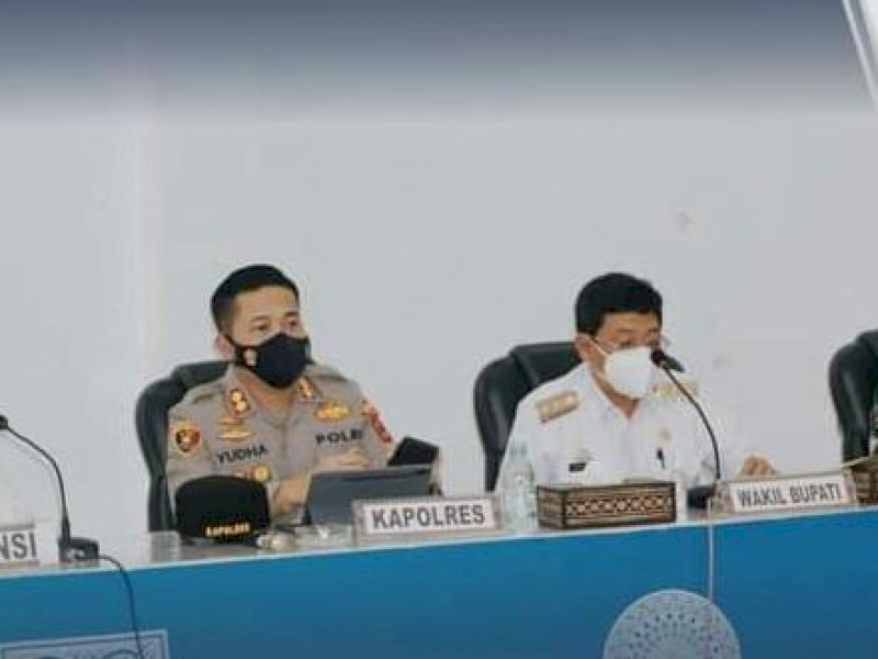 Wabup Torut saat melaksanakan rapat dengan unsur Forkopimda. 