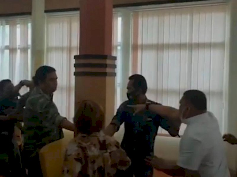 2 Legislator Bone yang nyaris adu jotos. 