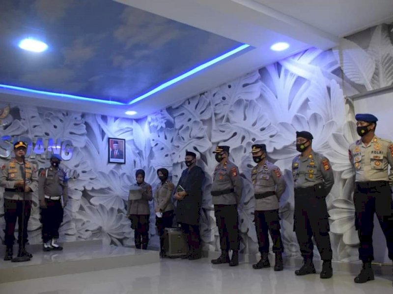 Kapolres Bone saat melantik dan mengambil sumpah Kabag Ops Polres Bone. 
